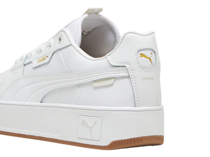 Tenis PUMA blancos de plataforma con suela color marrón.