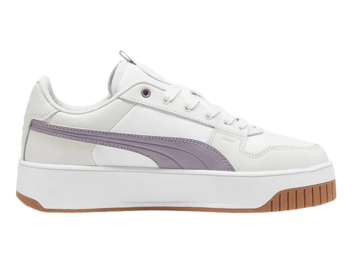 Tenis PUMA Carina Street Lux en color blanco con detalles en morado pálido y gris, con suela de plataforma blanca y café.