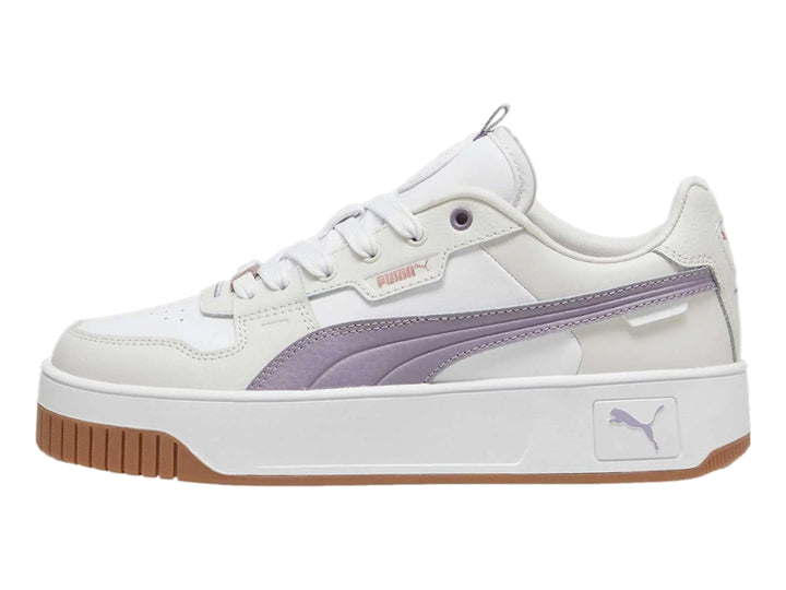 Tenis PUMA Carina Street Lux en color blanco con detalles en morado pálido y gris, con suela de plataforma blanca y café.