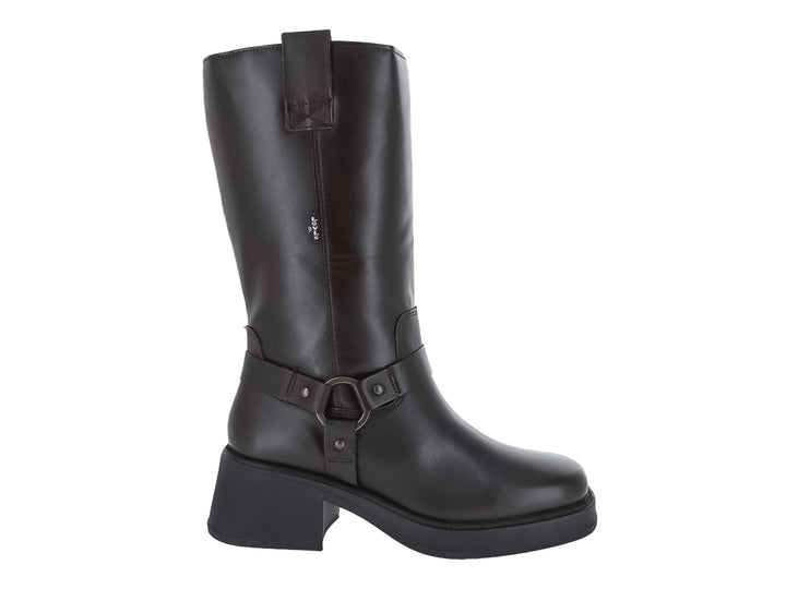 Bota alta de color café oscuro con suela de plataforma y detalle de hebilla lateral.