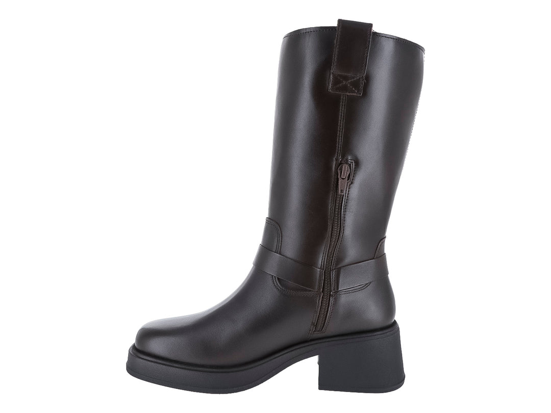 Bota alta de color café oscuro con suela de plataforma y detalle de hebilla lateral.