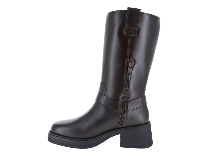 Bota alta de color café oscuro con suela de plataforma y detalle de hebilla lateral.