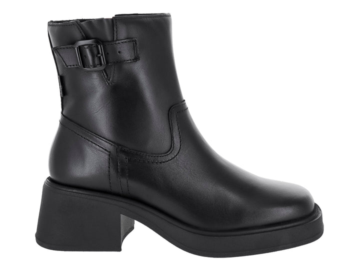 Botín negro de material sintético con tacón cuadrado y detalle de hebilla lateral.