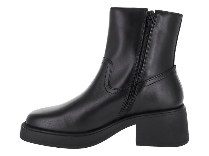 Botín negro de material sintético con tacón cuadrado y detalle de hebilla lateral.