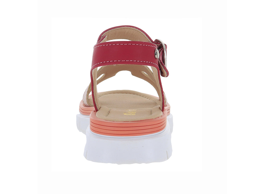 Sandalia infantil de plataforma con correas en color rojo y beige, suela blanca dentada y cierre de hebilla.