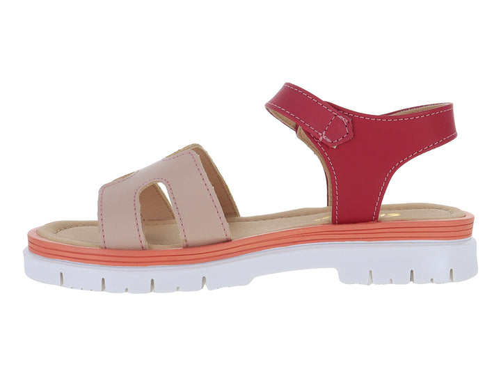 Sandalia infantil de plataforma con correas en color rojo y beige, suela blanca dentada y cierre de hebilla.