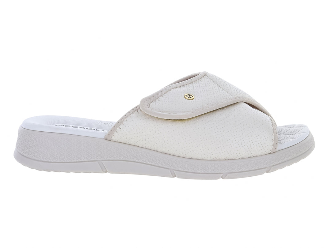 Sandalia Piccadilly color off white con correa superior ajustable y suela blanca cómoda.