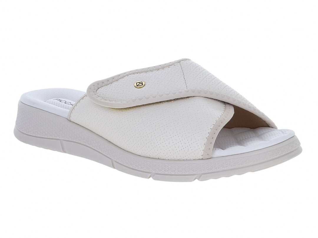 Sandalia Piccadilly color off white con correa superior ajustable y suela blanca cómoda.