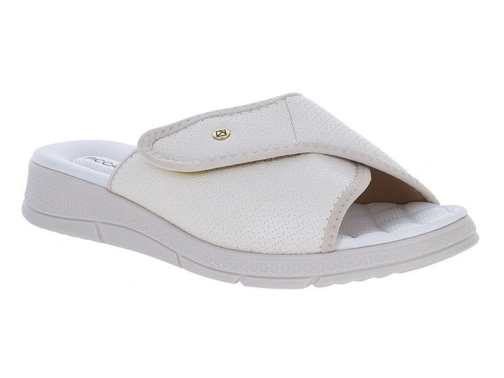 Sandalia Piccadilly color off white con correa superior ajustable y suela blanca cómoda.