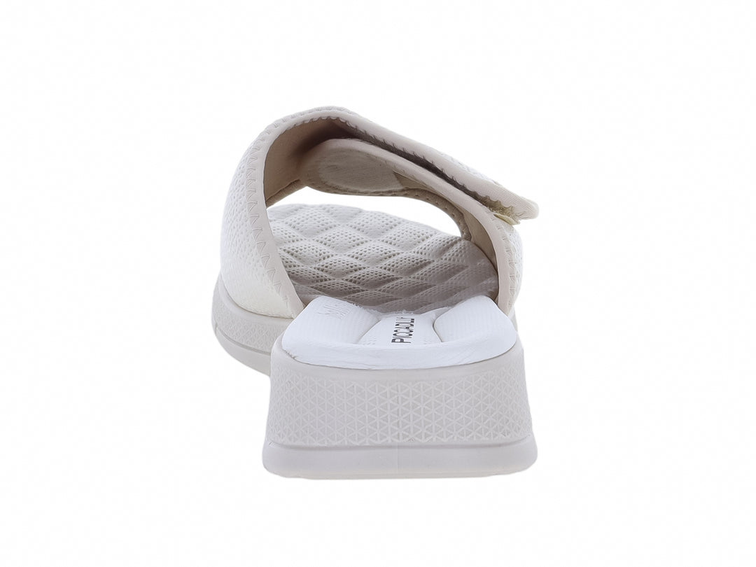 Sandalia Piccadilly color off white con correa superior ajustable y suela blanca cómoda.
