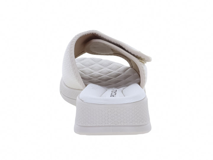 Sandalia Piccadilly color off white con correa superior ajustable y suela blanca cómoda.