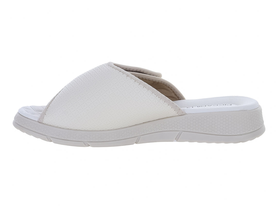 Sandalia Piccadilly color off white con correa superior ajustable y suela blanca cómoda.