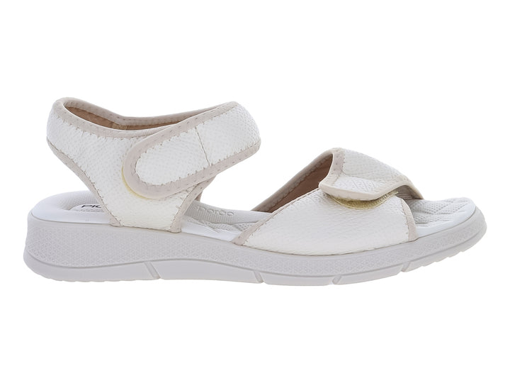 Sandalia Piccadilly color off white con correas ajustables de velcro y suela blanca cómoda.