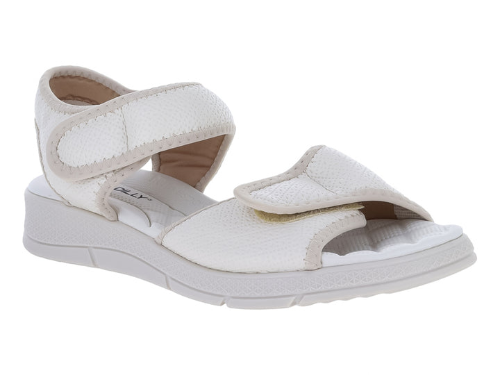 Sandalia Piccadilly color off white con correas ajustables de velcro y suela blanca cómoda.