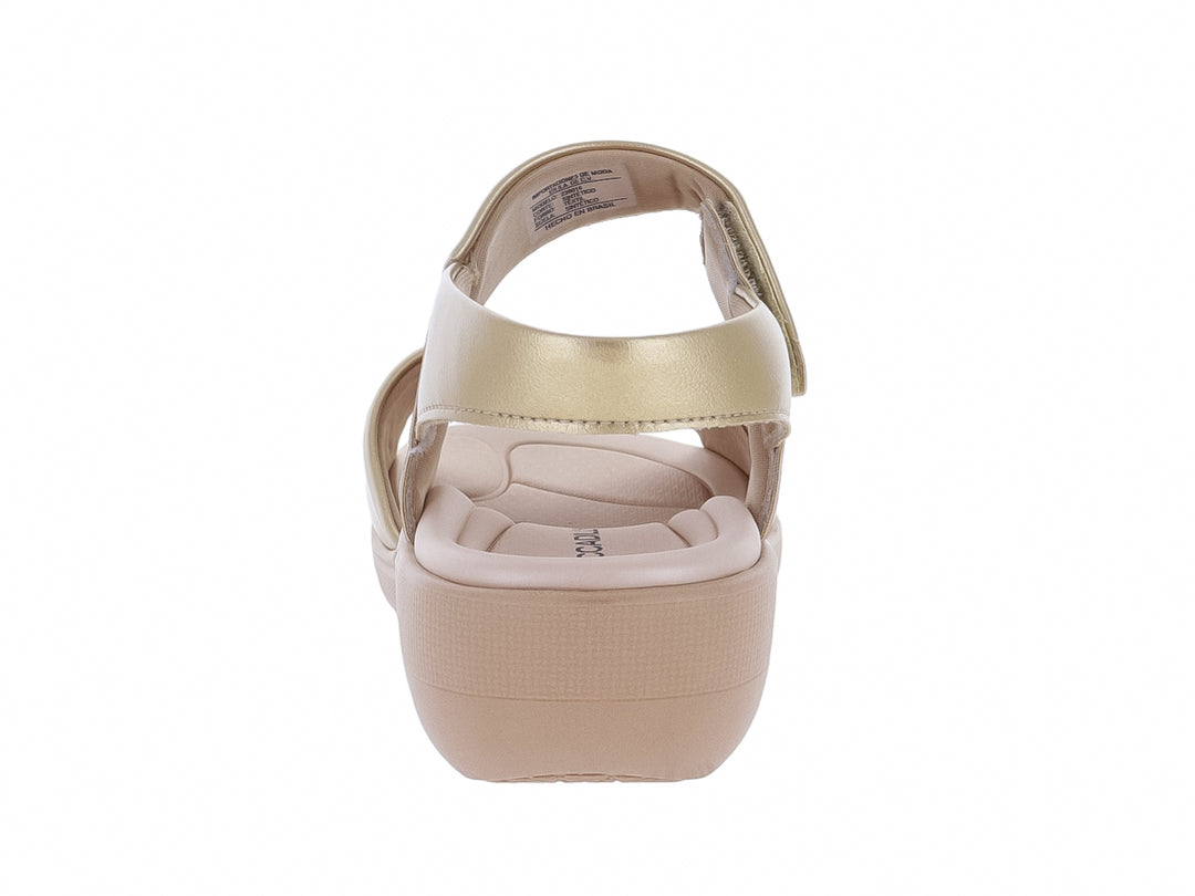 Sandalia dorada de plataforma con correa ajustable y suela color beige.