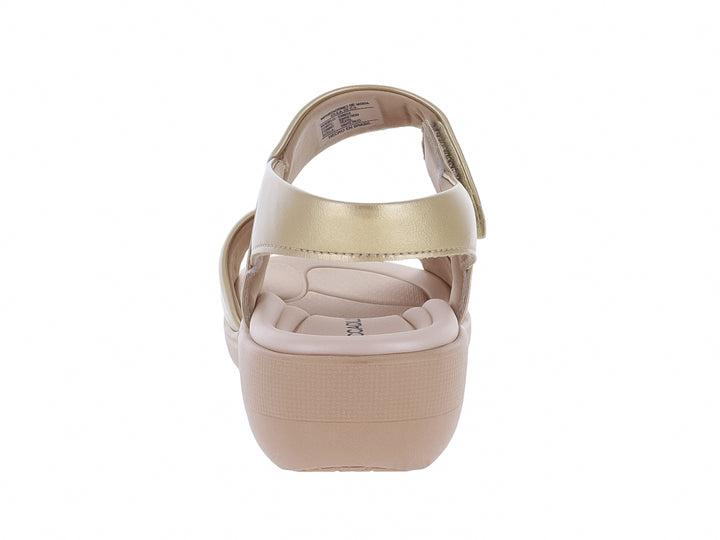 Sandalia dorada de plataforma con correa ajustable y suela color beige.