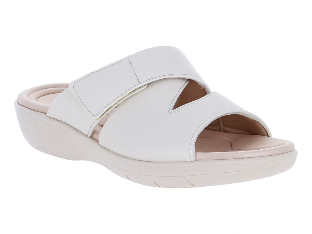 Sandalia slide color blanco hueso con correa ancha y suela cómoda.