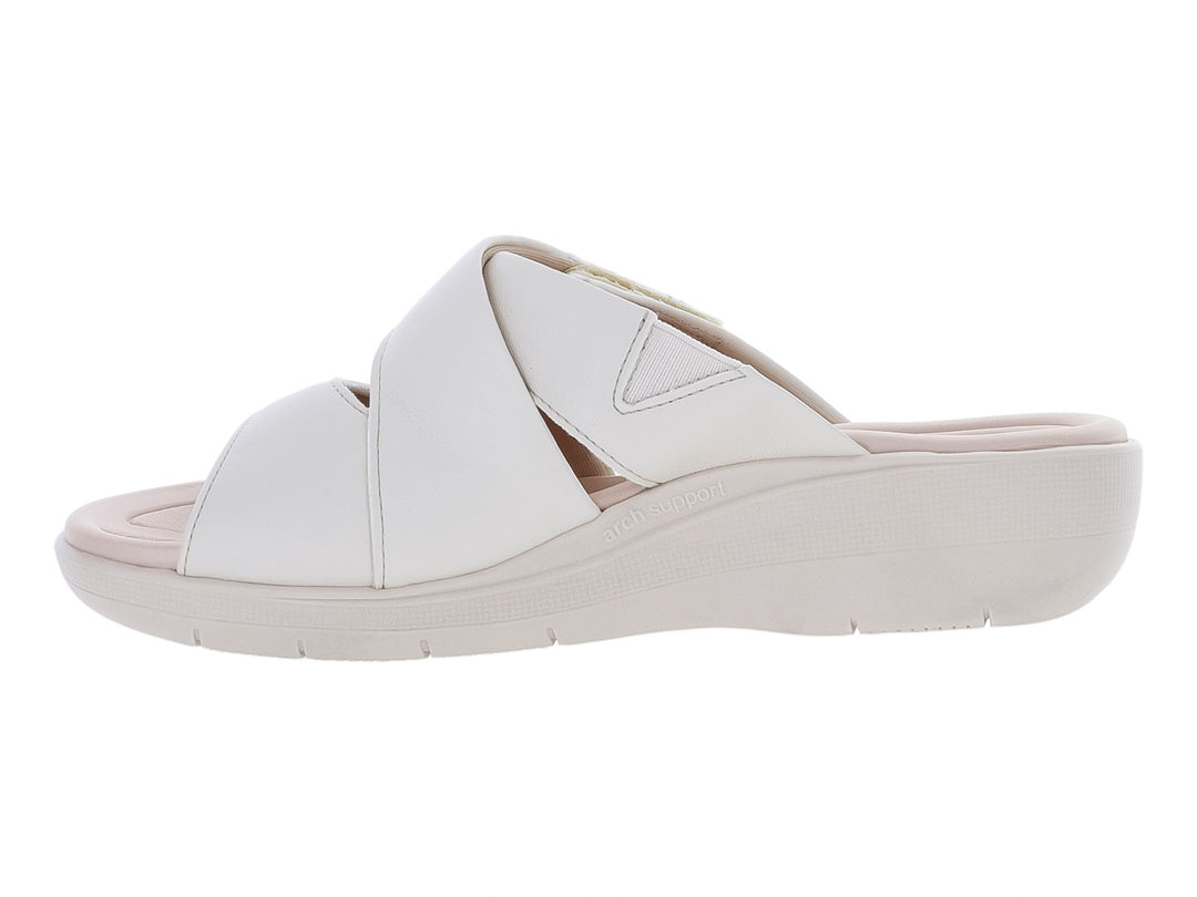 Sandalia slide color blanco hueso con correa ancha y suela cómoda.
