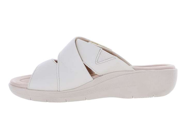 Sandalia slide color blanco hueso con correa ancha y suela cómoda.