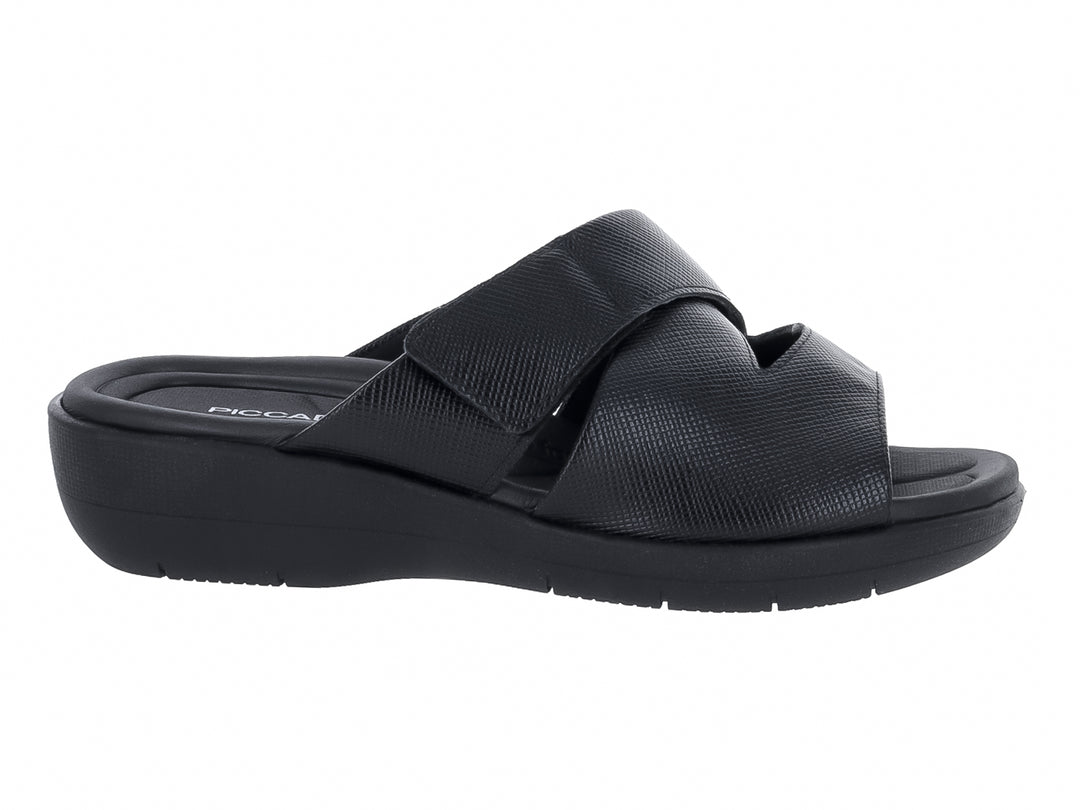 Sandalia deslizable color negro de la marca Piccadilly con correa texturizada y suela cómoda.