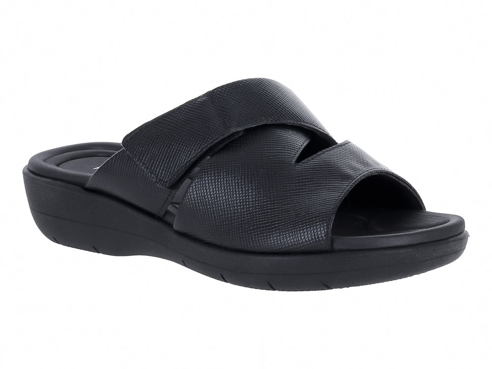 Sandalia deslizable color negro de la marca Piccadilly con correa texturizada y suela cómoda.