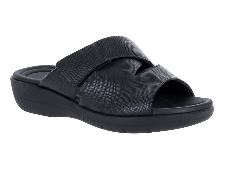 Sandalia deslizable color negro de la marca Piccadilly con correa texturizada y suela cómoda.