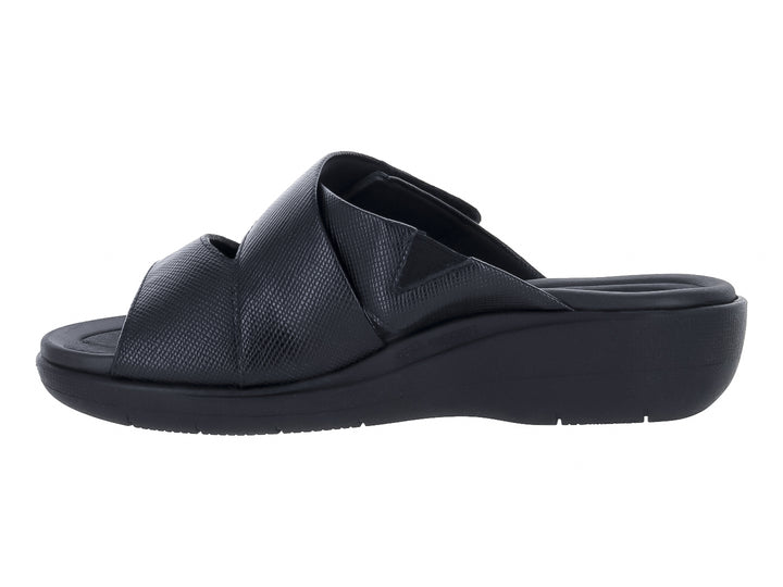 Sandalia deslizable color negro de la marca Piccadilly con correa texturizada y suela cómoda.