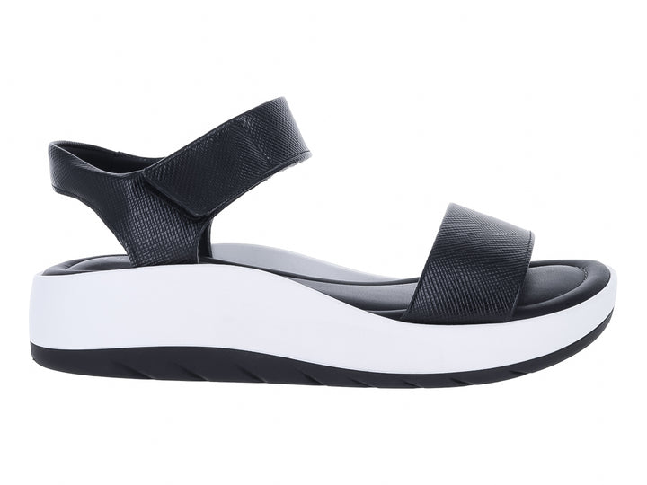 Sandalia de plataforma Piccadilly color negro con suela blanca y negra.
