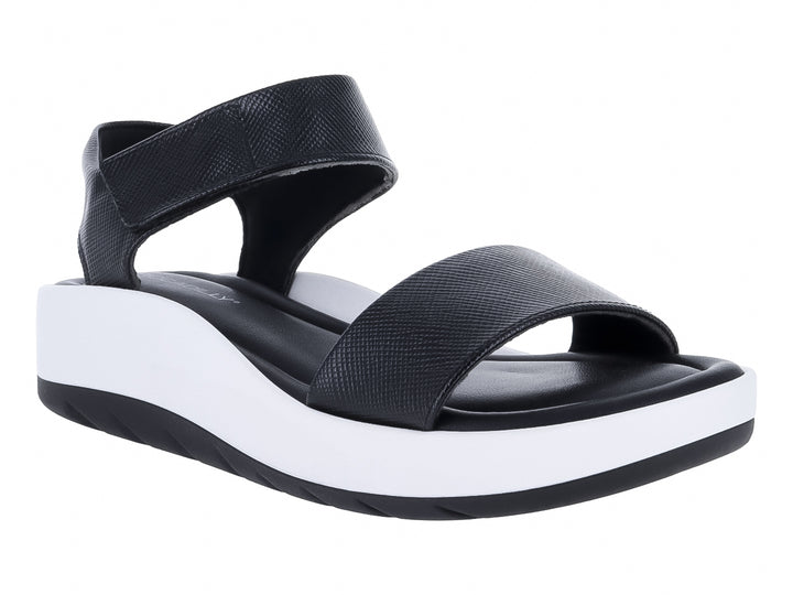 Sandalia de plataforma Piccadilly color negro con suela blanca y negra.
