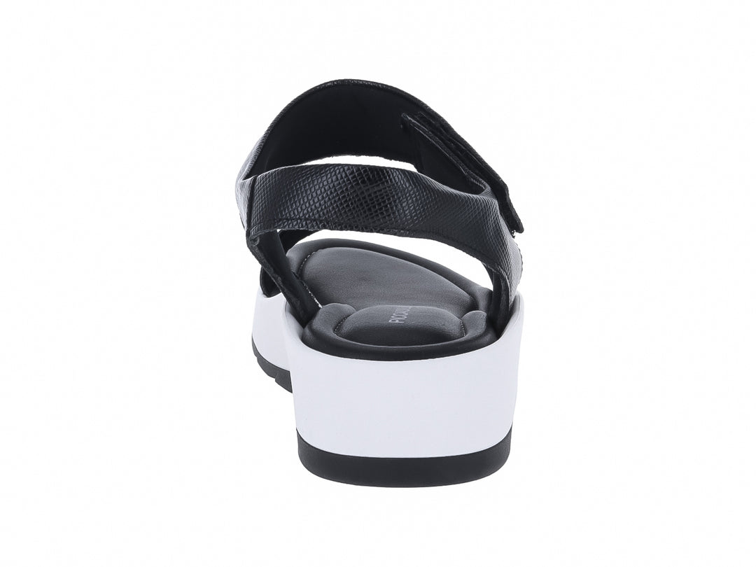Sandalia de plataforma Piccadilly color negro con suela blanca y negra.