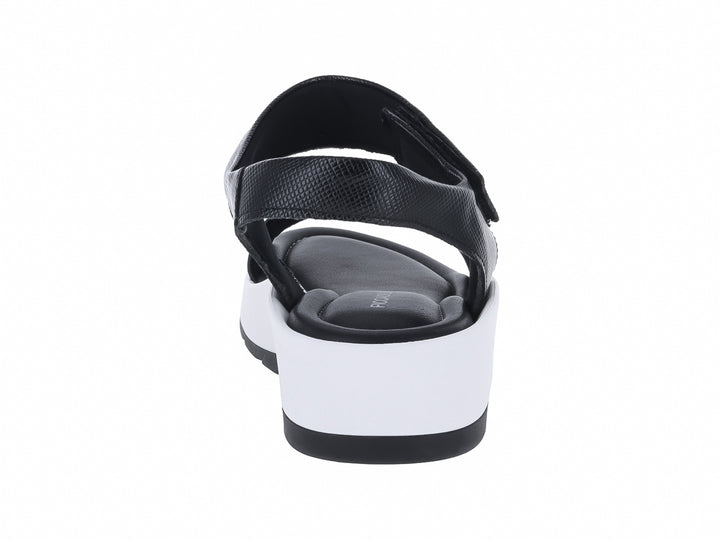 Sandalia de plataforma Piccadilly color negro con suela blanca y negra.