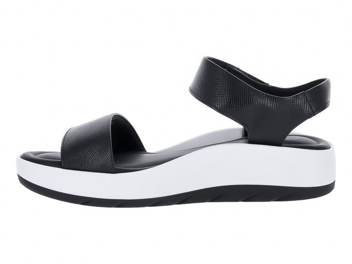 Sandalia de plataforma Piccadilly color negro con suela blanca y negra.