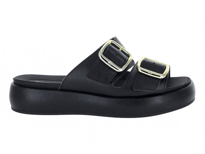 Sandalias negras de plataforma con dos correas adornadas con hebillas doradas.