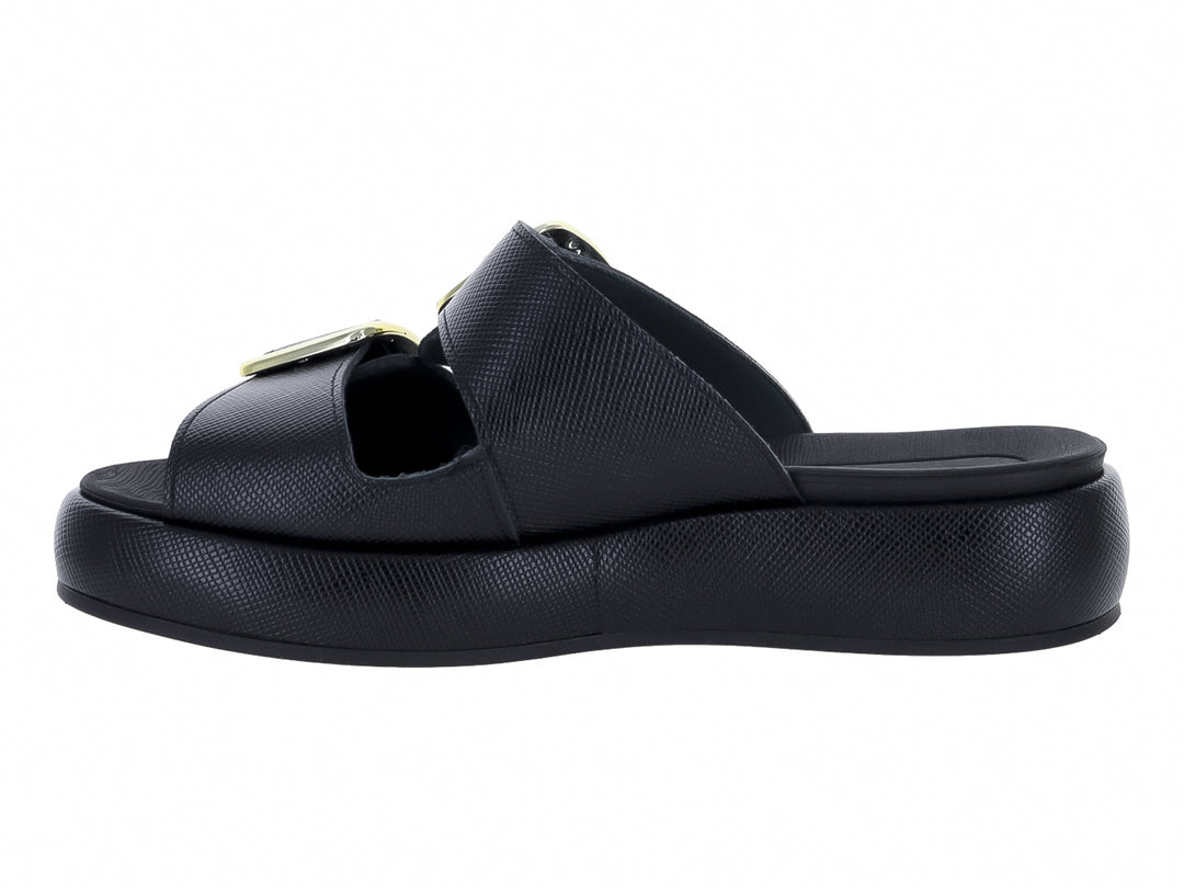 Sandalias negras de plataforma con dos correas adornadas con hebillas doradas.