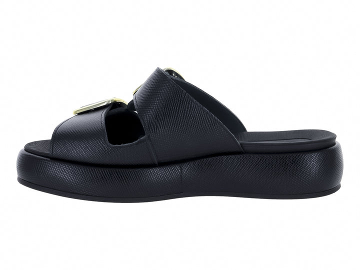 Sandalias negras de plataforma con dos correas adornadas con hebillas doradas.