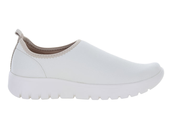 Zapato deportivo slip-on color blanco hueso con suela gruesa y blanca.