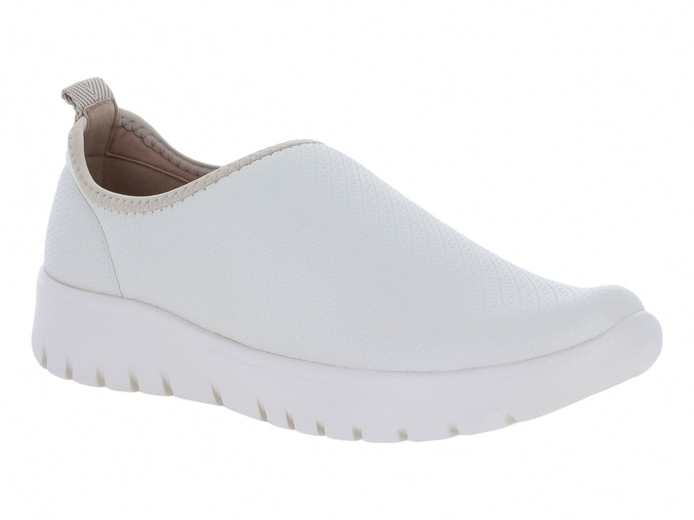 Zapato deportivo slip-on color blanco hueso con suela gruesa y blanca.