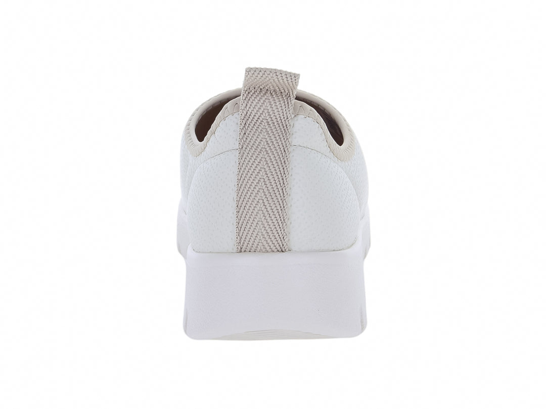 Zapato deportivo slip-on color blanco hueso con suela gruesa y blanca.