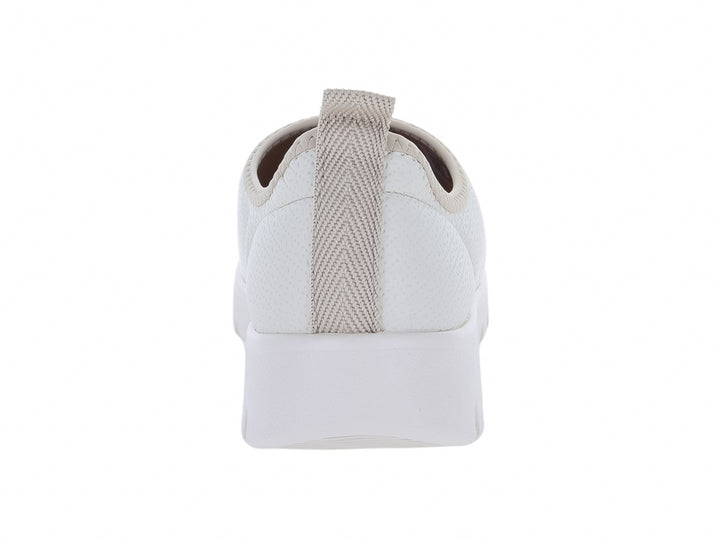 Zapato deportivo slip-on color blanco hueso con suela gruesa y blanca.