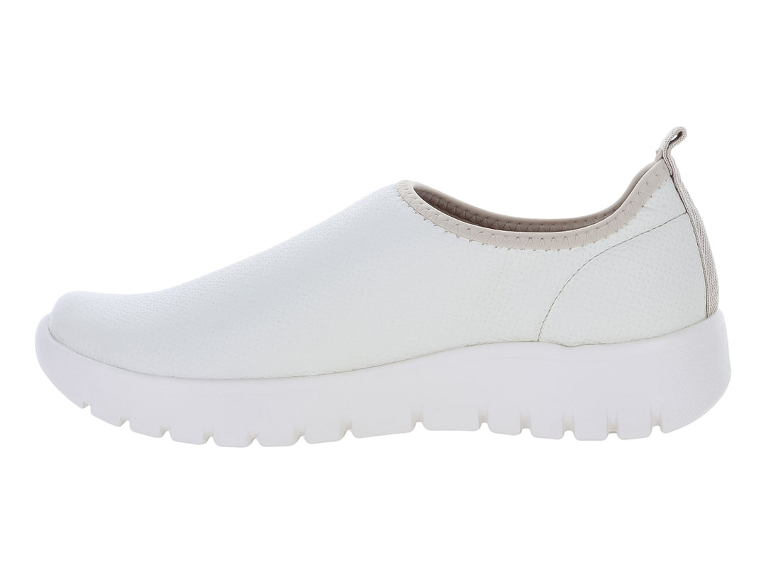 Zapato deportivo slip-on color blanco hueso con suela gruesa y blanca.