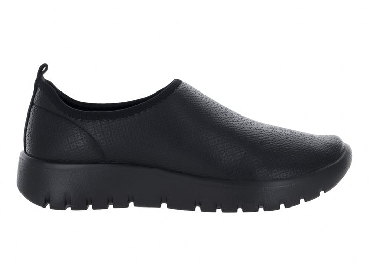 Zapato deportivo slip-on de color negro con suela gruesa y textura rugosa.