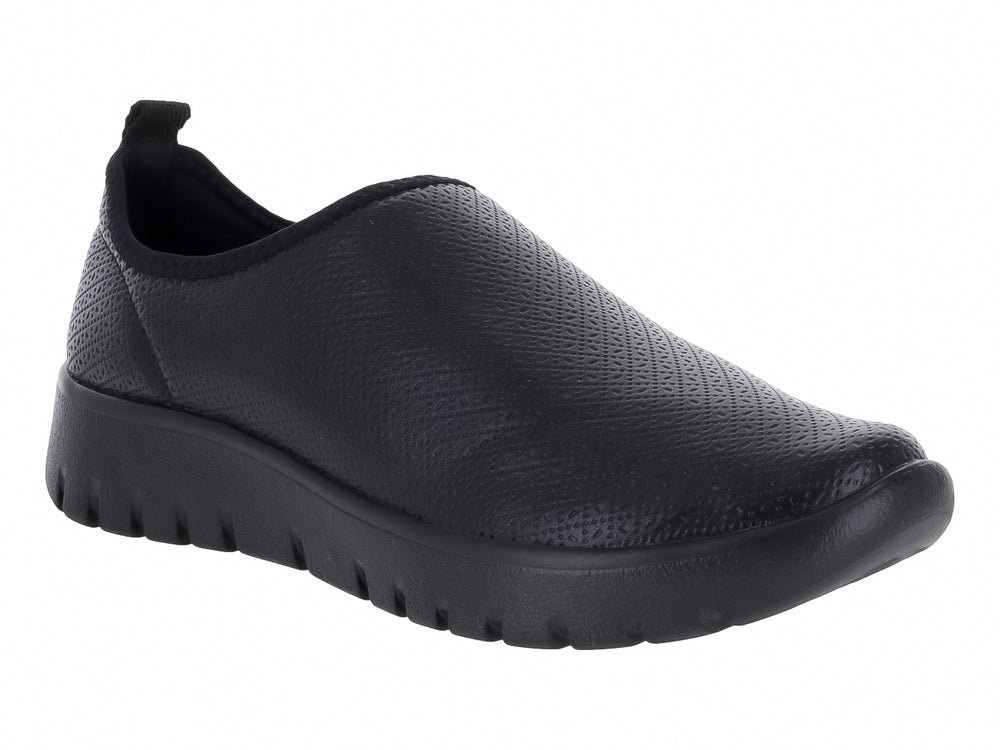 Zapato deportivo slip-on de color negro con suela gruesa y textura rugosa.