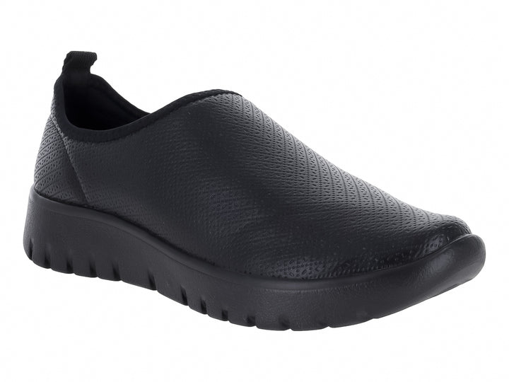 Zapato deportivo slip-on de color negro con suela gruesa y textura rugosa.