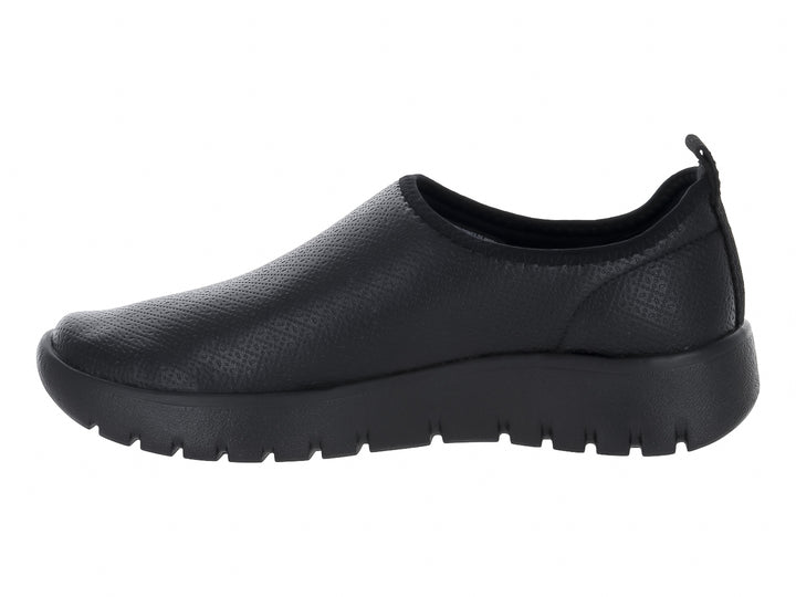 Zapato deportivo slip-on de color negro con suela gruesa y textura rugosa.
