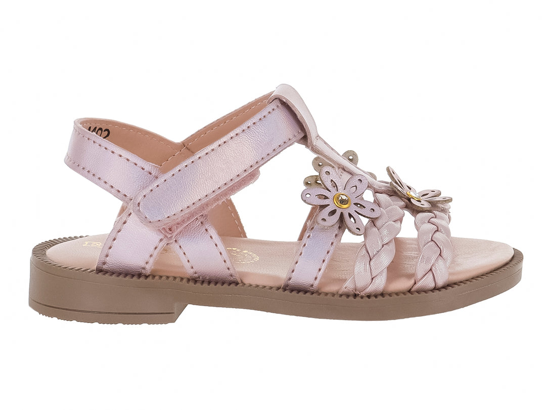 Sandalia para niña color rosa metálico con adornos de flores y correas trenzadas.