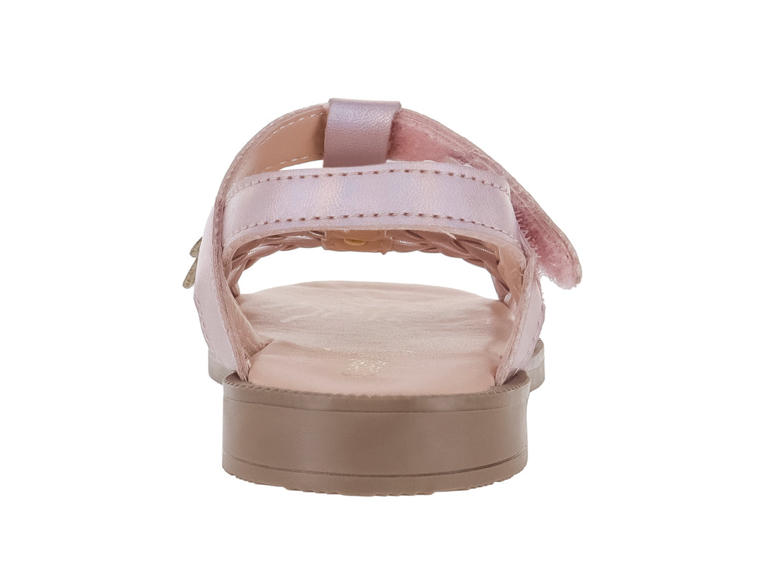 Sandalia para niña color rosa metálico con adornos de flores y correas trenzadas.