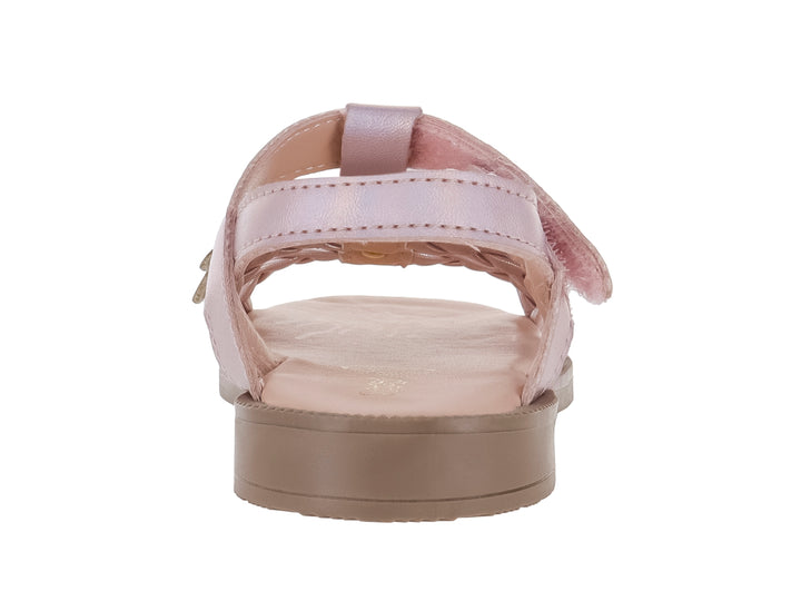 Sandalia para niña color rosa metálico con adornos de flores y correas trenzadas.
