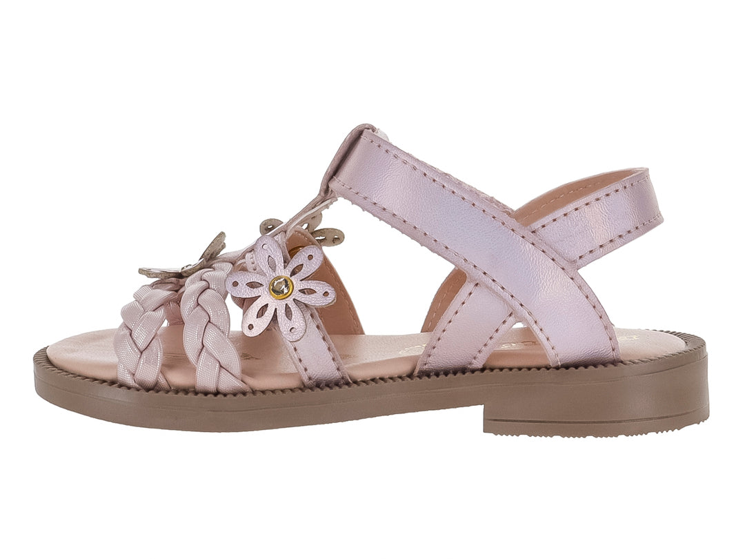 Sandalia para niña color rosa metálico con adornos de flores y correas trenzadas.