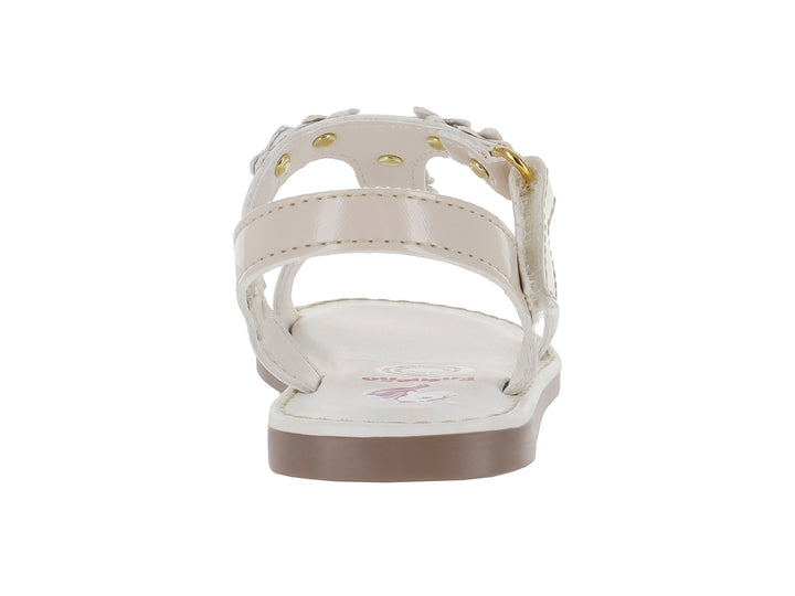 Sandalia blanca brillante para niña con adornos de flores y hebilla dorada.