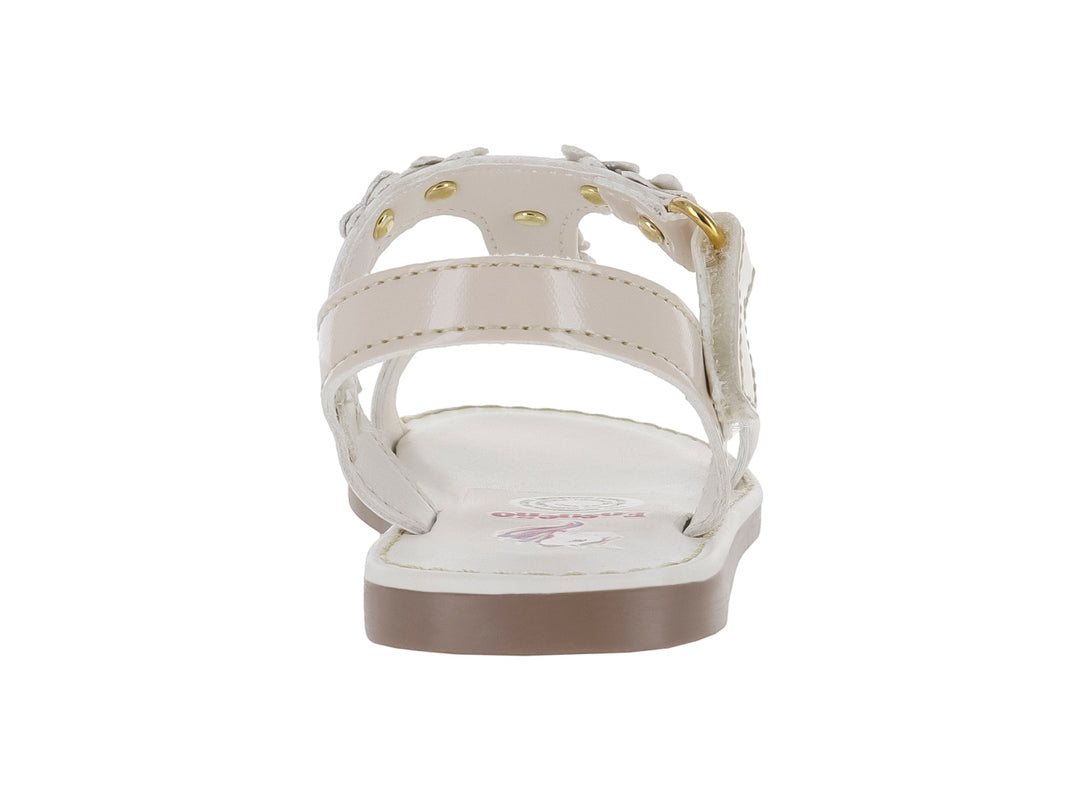Sandalia para niña de color crema con adornos de flores y suela beige.